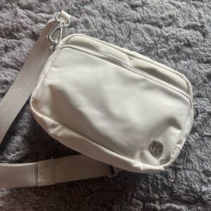 Lululemon Everywhere crossbody bag 2L